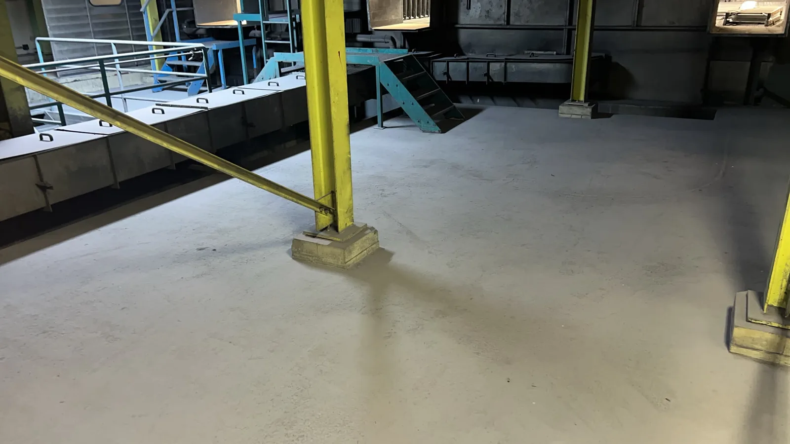 Gründlich gereinigter Industrieboden im Umfeld einer Produktionsanlage